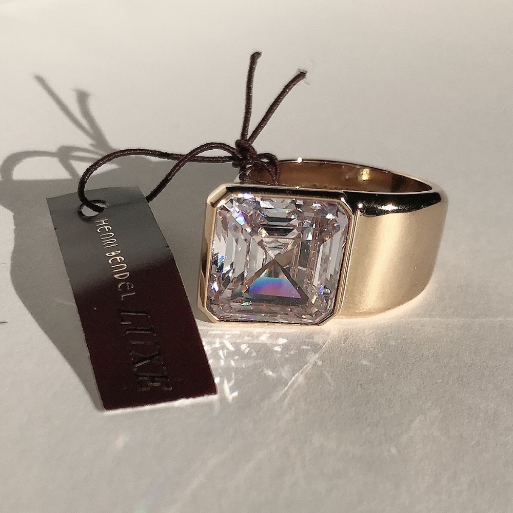 Henri Bendel Luxury side view ring.